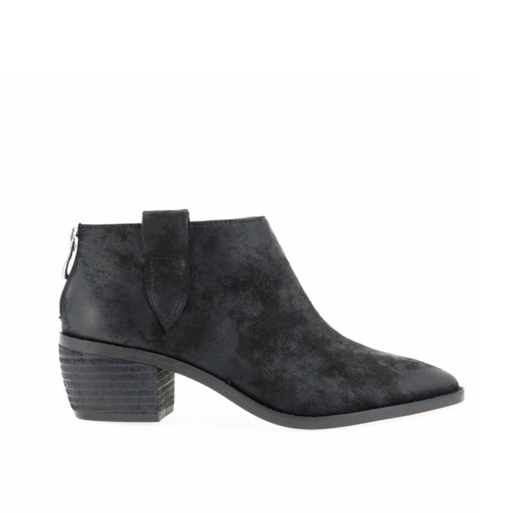 BAND OF GYPSIES • Rainier‎ Burnished Micro Cowsuede Booties - Black 8 $100